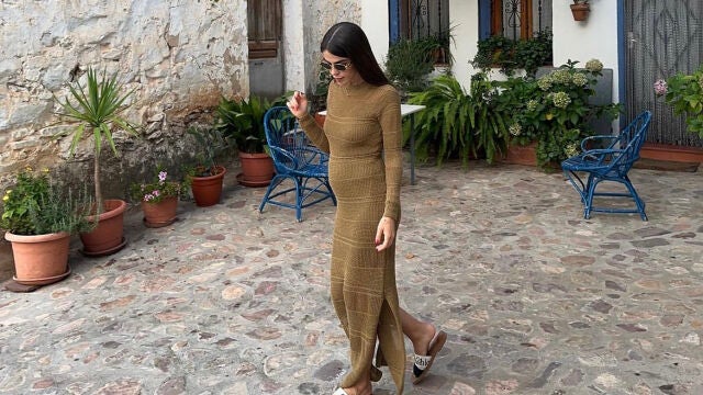 Violeta Mangriñán nos deleita con un vestido de punto de Mango, ahora rebajado, que todas las amantes de la moda querrán llevar este otoño