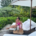 Tamara Falcó se suma a la tendencia 'barbiecore' con el bikini que mejor sienta para continuar sus vacaciones en la Polinesia Francesa