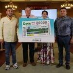 El presidente de la Diputación de Zamora, Javier Faúndez, y la directora de la Agencia de la ONCE de Zamora, Anabel Martín , presentan el cupón dedicado a las Lagunas de Villafáfila (Zamora)