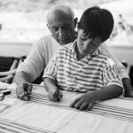 Claude Ruiz Picasso junto a su padre Pablo Picasso