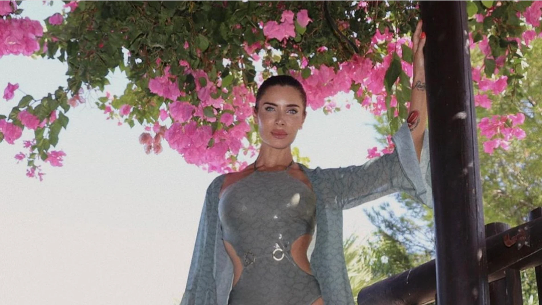 El bañador cut out y cuello halter de Pilar Rubio es todo lo que necesitamos para los últimos días de vacaciones