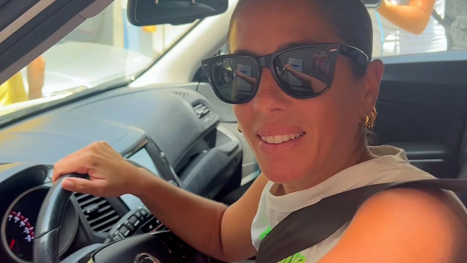 Anabel Pantoja llega al hotel donde se aloja Isabel Pantoja para comenzar con los preparativos del concierto