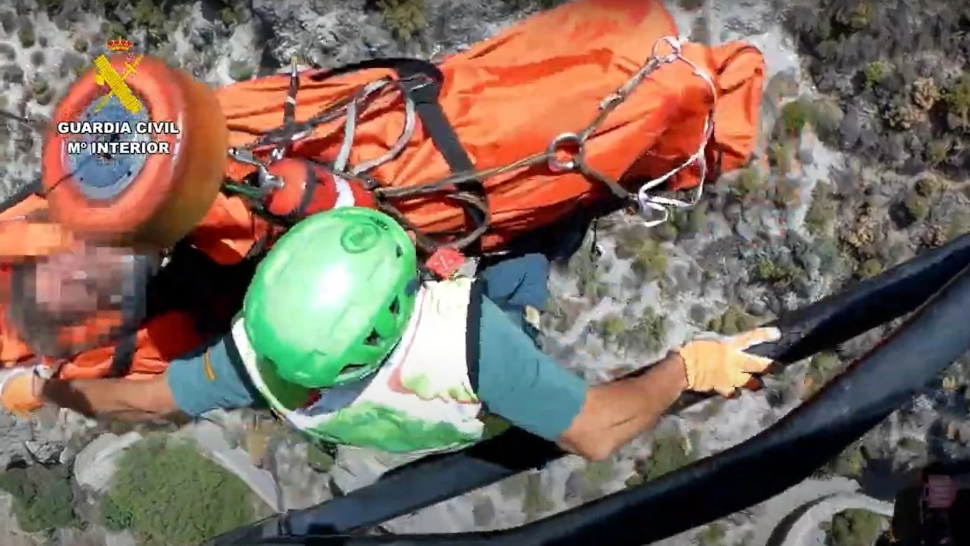 Rescatado en helicóptero un senderista con múltiples fracturas tras caer unos 15 metros en Dúrcal (Granada)GUARDIA CIVIL26/08/2023