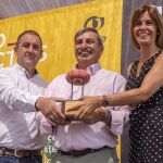 ▪ La vicepresidenta de la Diputación y titular del Área de Promoción Provincial y Desarrollo Rural Sostenible, Magdalena Rodríguez, hace entrega, junto al alcalde de la localidad y diputado provincial, José Antonio García, del Tomate de Honor a José Luis Sanz Merino