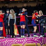 Jennifer Hermoso y Luis Rubiales se abrazan durante la entrega de medallas del Mundial que ganó España