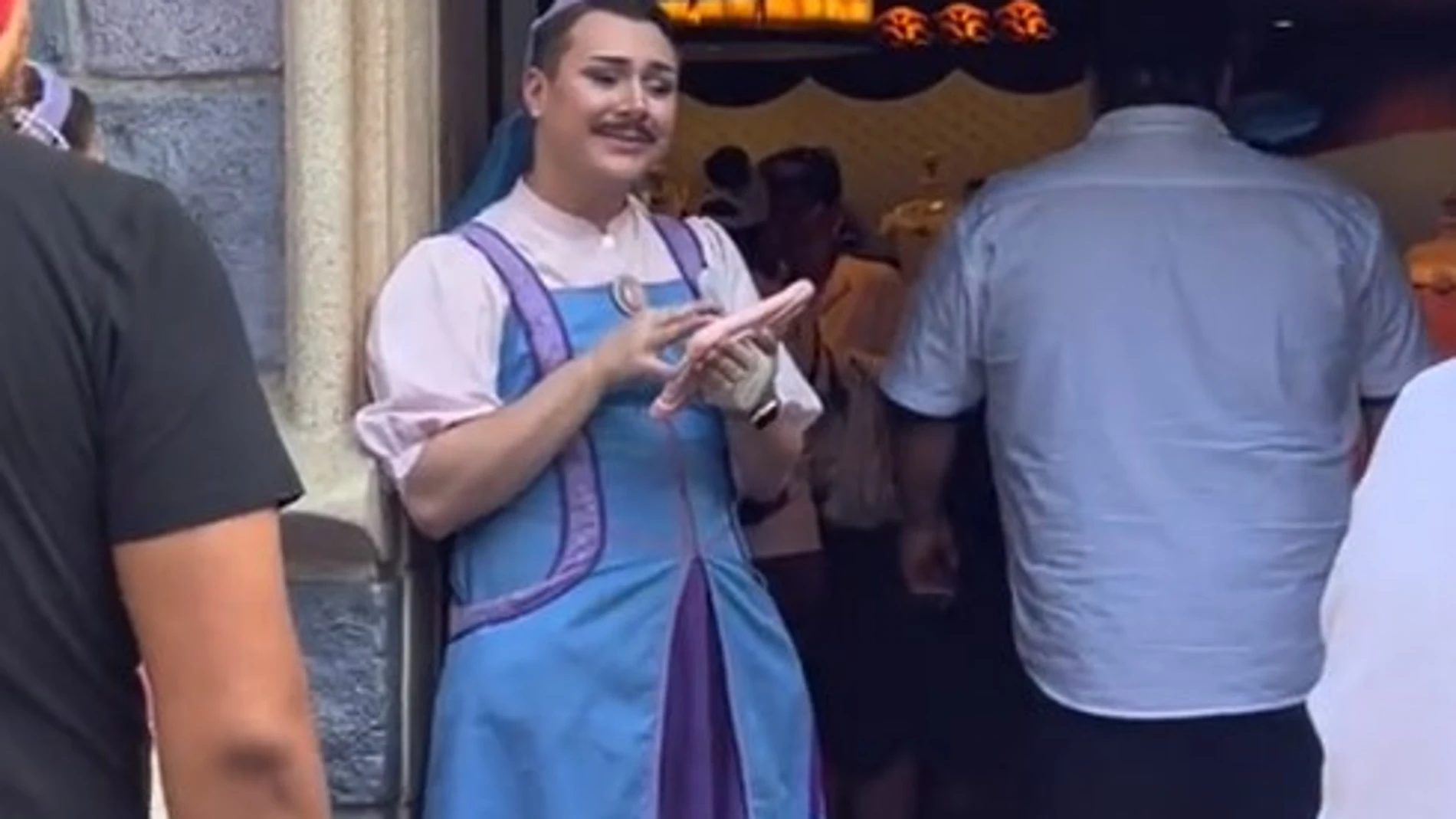 Polémica en Dinseylandia por disfrazar a hombres de 'Hadas Madrinas'