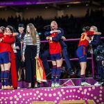 Jennifer Hermoso y Luis Rubiales se abrazan durante la entrega de medallas del Mundial que ganó España