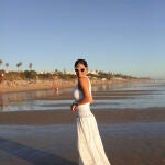 Blanca y muy cómoda, así es la falda maxi de María Fernández Rubíes para una tarde en Conil con su familia