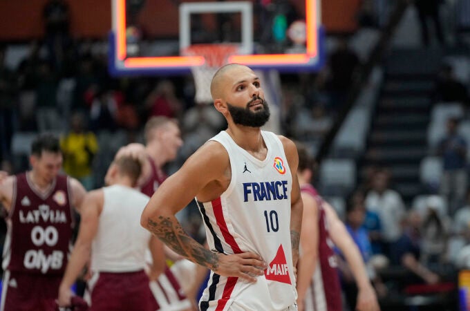 Evan Fournier no pudo evitar la debacle de Francia ante Letonia