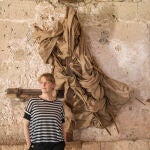 La artista Lucía Vallejo delante de una de sus obras, "La esencia del barroco"