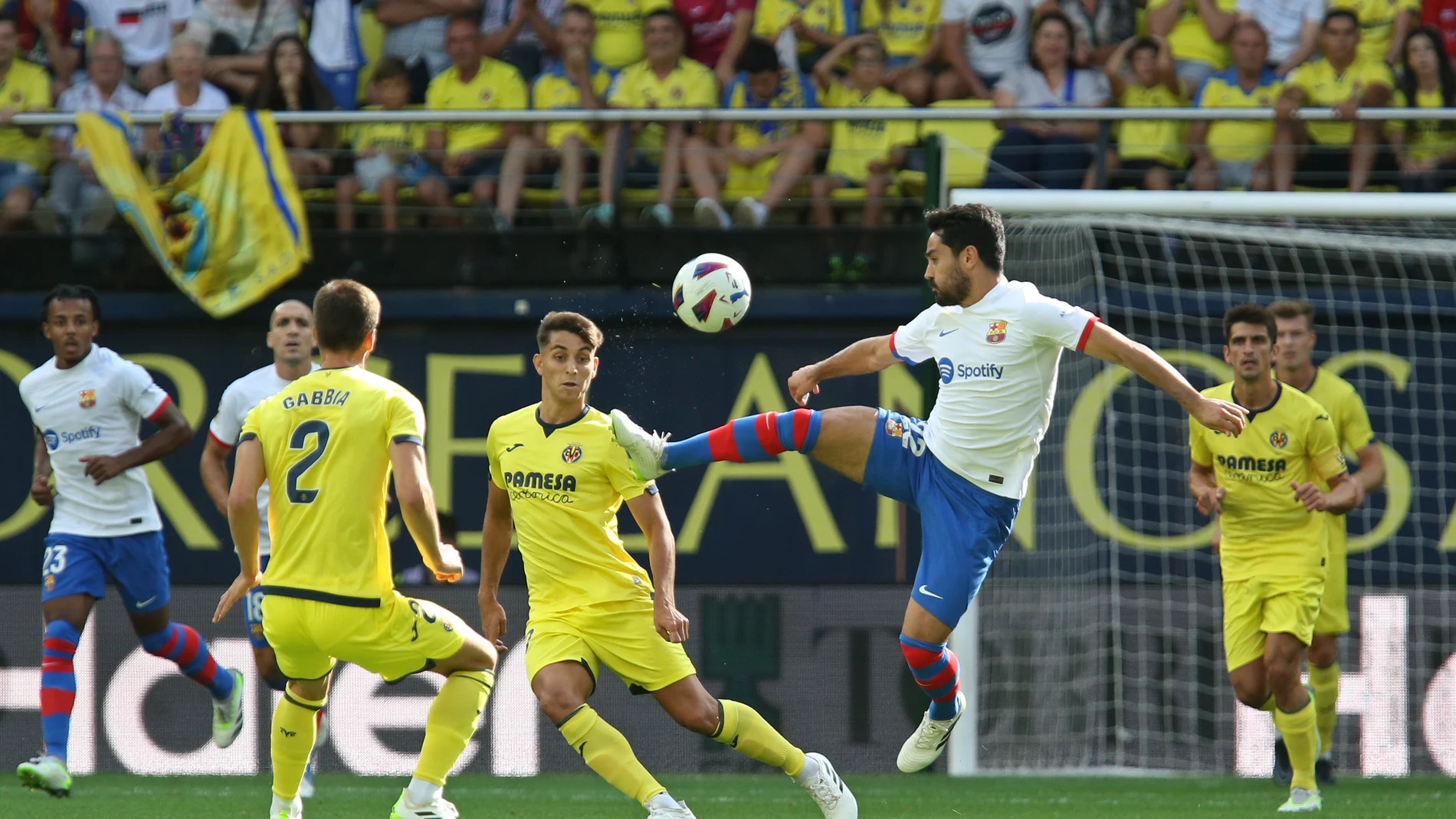 Barcelona's Ilkay Gundogan, centre right, jumps to control the ball during a Spanish La Liga soccer match between Villarreal and Barcelona at the Ceramica stadium in Villarreal, Spain, Sunday, Aug. 27, 2023. (AP Photo/Alberto Saiz)