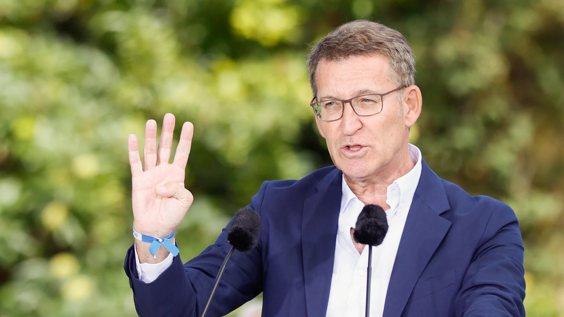 SOUTOMAIOR, PONTEVEDRA, 27/08/2023.- El presidente del Partido Popular, Alberto Núñez Feijóo, señala que le faltarían "cuatro" votos para la investidura, en la inauguración del curso político ante el Castillo de Soutomaior, esta mañana en la localidad ponteveresa.- EFE/Lavandeira jr