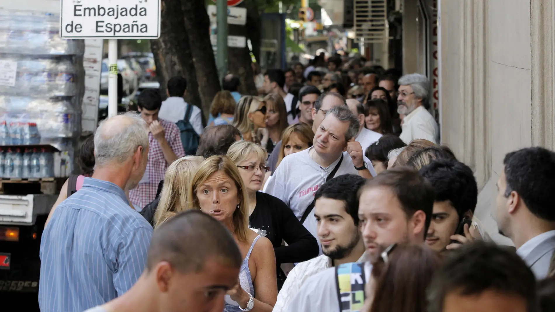 Argentinos realizan una fila en el Consulado de España en Buenos Aires para tramitar la ciudadanía de ese país