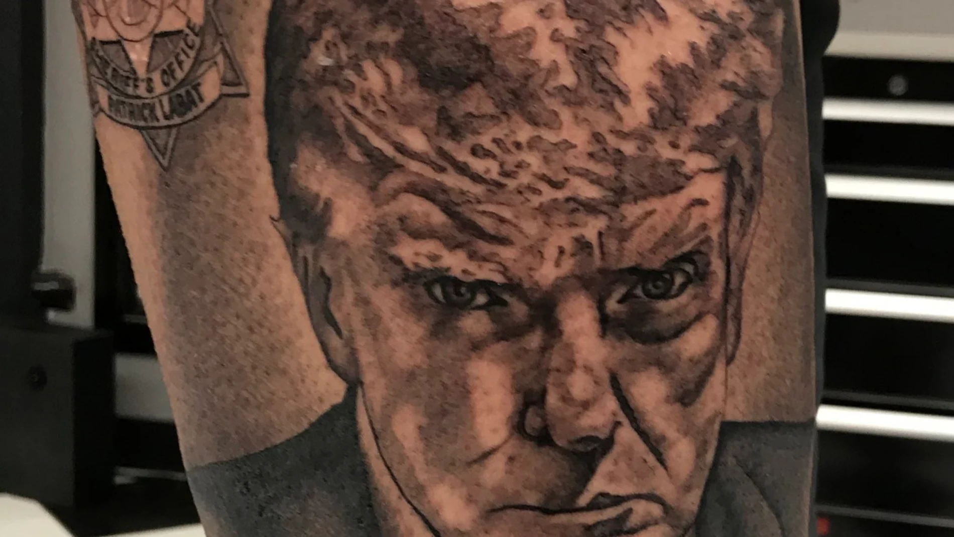 La foto policial de Donald Trump, el nuevo tatuaje viral