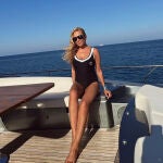 Marta Sánchez despunta con un bañador negro de efecto tipazo para terminar a sus vacaciones de verano