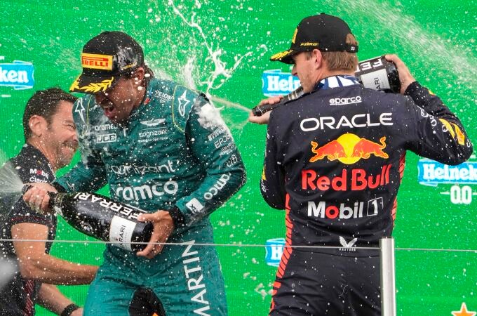 Verstappen con Alonso en el podio de Zandvoort