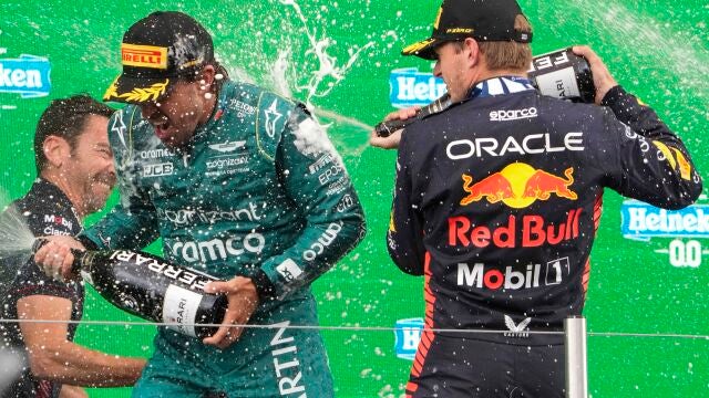Verstappen con Alonso en el podio de Zandvoort
