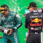 Verstappen con Alonso en el podio de Zandvoort