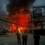 Una imagen distribuida facilitada por Andriy Yermak, jefe de la Oficina del Presidente de Ucrania, muestra las secuelas de un ataque nocturno con cohetes contra una fábrica de productos lácteos en la región ucraniana de Poltava,