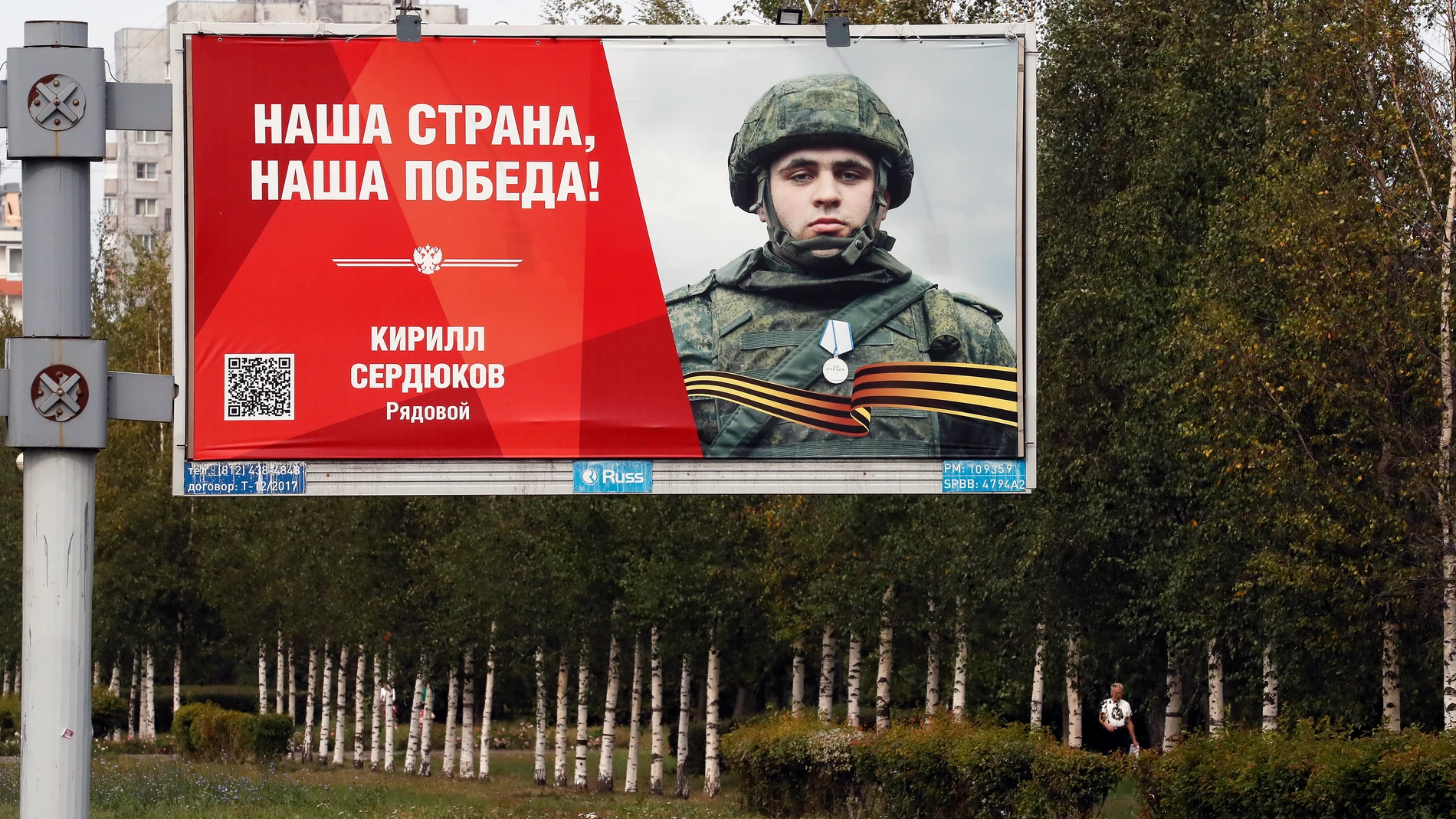 St. Petersburg (Russian Federation), 28/08/2023.- People walk past a poster with an image of a Russian serviceman and the words 'Our Country is Our Victory' in St. Petersburg, Russia, 28 August 2023. On 24 February 2022 Russian troops entered the Ukrainian territory in what the Russian president declared a 'Special Military Operation', starting an armed conflict. (Rusia, Ucrania, San Petersburgo) EFE/EPA/ANATOLY MALTSEV