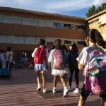 Varios alumnos entran a su colegio en Madrid