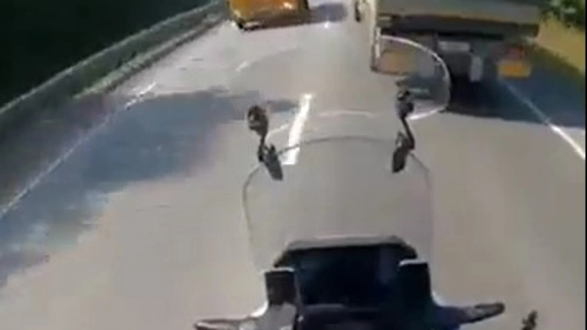 El accidente de un motorista al no incorporarse a tiempo en su carril