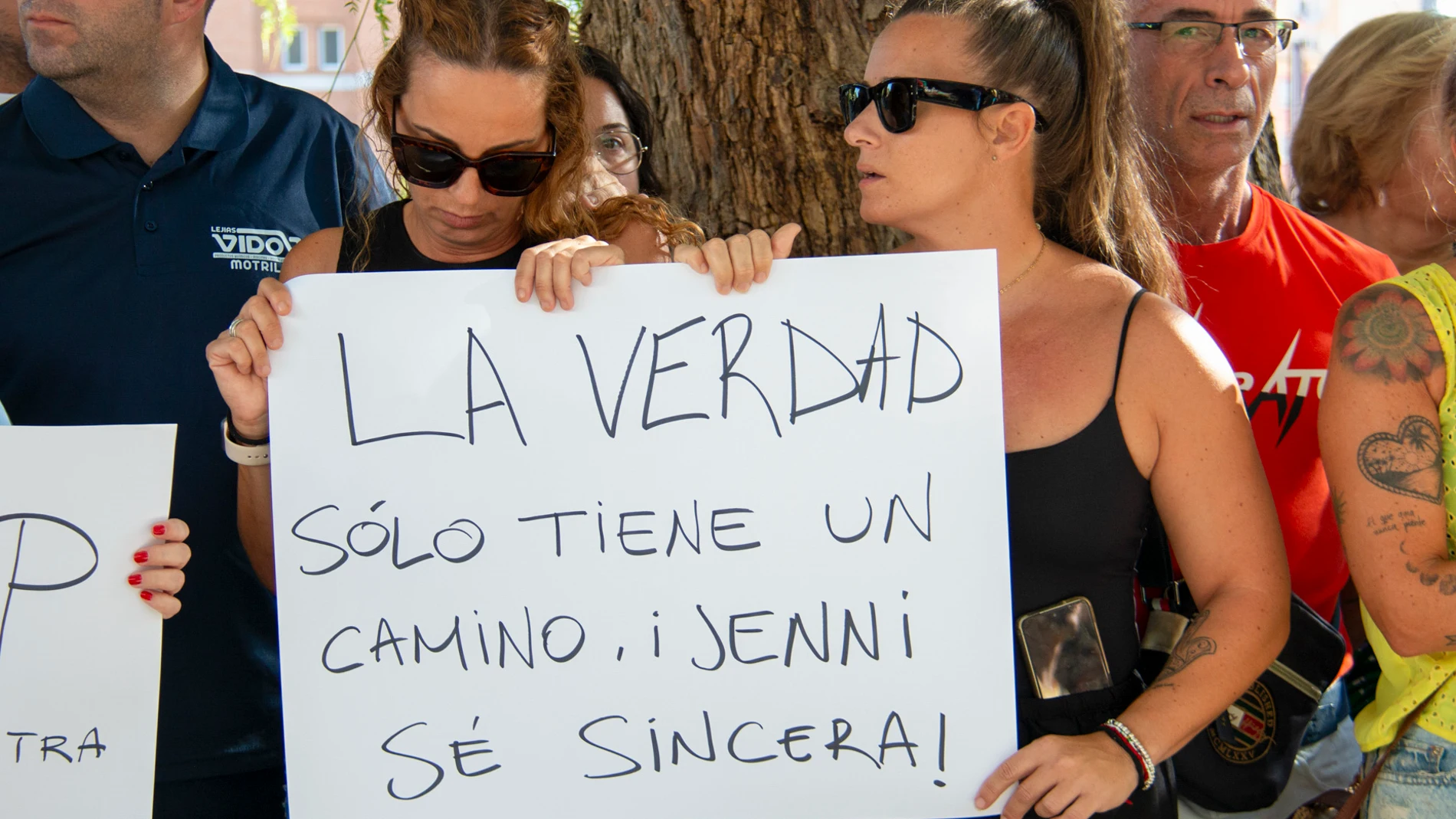 MOTRIL (GRANADA), 28/08/2023.- Familiares y amigos de Luis Rubiales se concentran en la puerta de la iglesia donde está Ángeles Béjar, madre de Rubiales, encerrada haciendo una huelga de hambre, para mostrar su apoyo. EFE / Alba Feixas