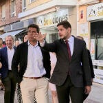 El presidente de la Generalitat, Carlos Mazón, junto al alcalde de Gandia, el socialista José Manuel Prieto