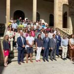 El presidente de la Diputación Javier Iglesias y el delegado territorial Eloy Ruiz, junto a los diplomados