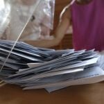 Urna electoral, papeletas, votos. Elecciones 23J. 