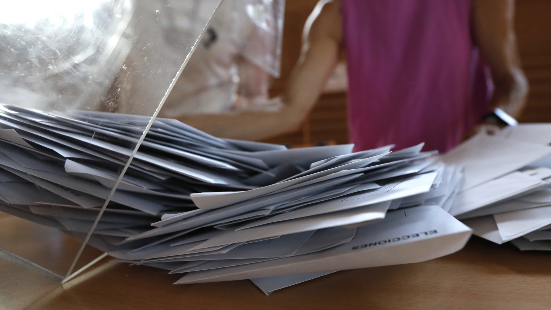 Urna electoral, papeletas, votos. Elecciones 23J.