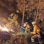 Bomberos trabajan en las tareas de extinción en Monte Perdido