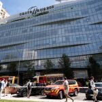 Desalojan un centro comercial en la Castellana al incendiarse un coche híbrido en el aparcamiento subterráneo