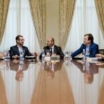 (I-D) La secretaria primera de la Mesa del Senado, Eva Ortiz; el vicepresidente primero, Javier Maroto; el presidente en el Senado, Pedro Rollán; el vicepresidente segundo de la Mesa, Guillermo Fernández Vara y la secretaria segunda, María Mar Blanco, durante una reunión de la Mesa del Senado, en el Senado, a 29 de agosto de 2023, en Madrid (España). La Mesa del Senado se ha reunido para analizar el préstamo de senadores entre partidos de cara a la formación de grupos parlamentarios. El PP ha pedido a la Mesa un informe jurídico para analizar movimientos del PSOE, entre ellos que facilite que PNV y Junts tengan grupo propio cediendo varios senadores, y por otro lado, la formación de VOX ha pedido que declare nulos los grupos de ERC y Junts. 29 AGOSTO 2023;SENADO;GRUPOS PARLAMENTARIOS;INVESTIDURA Carlos Luján / Europa Press 29/08/2023