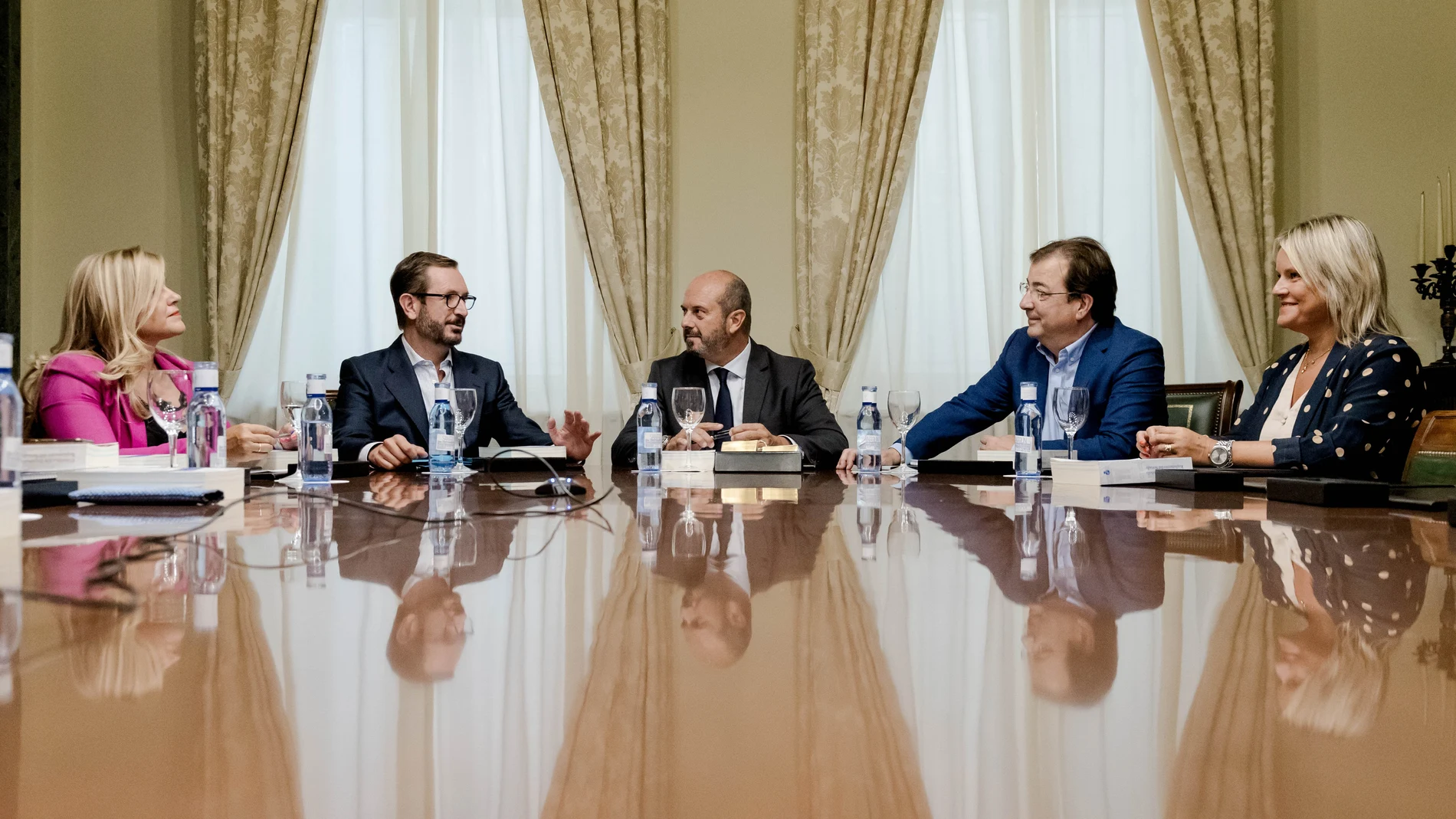 (I-D) La secretaria primera de la Mesa del Senado, Eva Ortiz; el vicepresidente primero, Javier Maroto; el presidente en el Senado, Pedro Rollán; el vicepresidente segundo de la Mesa, Guillermo Fernández Vara y la secretaria segunda, María Mar Blanco, durante una reunión de la Mesa del Senado, en el Senado, a 29 de agosto de 2023, en Madrid (España). La Mesa del Senado se ha reunido para analizar el préstamo de senadores entre partidos de cara a la formación de grupos parlamentarios. El PP ha pedido a la Mesa un informe jurídico para analizar movimientos del PSOE, entre ellos que facilite que PNV y Junts tengan grupo propio cediendo varios senadores, y por otro lado, la formación de VOX ha pedido que declare nulos los grupos de ERC y Junts. 29 AGOSTO 2023;SENADO;GRUPOS PARLAMENTARIOS;INVESTIDURA Carlos Luján / Europa Press 29/08/2023