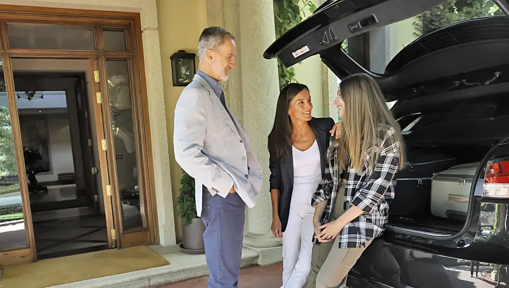 La Reina Letizia se despide de Sofía.