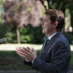 El presidente de Castilla y León, Alfonso Fernández Mañueco, atiende las preguntas de los periodistas en el inicio del curso político