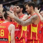 Willy Hernangómez, con Darío Brizuela después de la victoria ante Irán