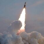 AMP.- Corea.- Corea del Norte lanza un misil balístico hacia el mar de Japón