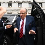 EEUU.- Giuliani deberá pagar a dos funcionarias a las que acusó de amañar las elecciones de 2020