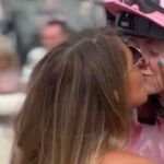 El beso de la dueña de un caballo a su jinete al estilo Rubiales