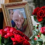 Tumba de Yevgeny Prigozhin en el cementerio de San Petersburgo
