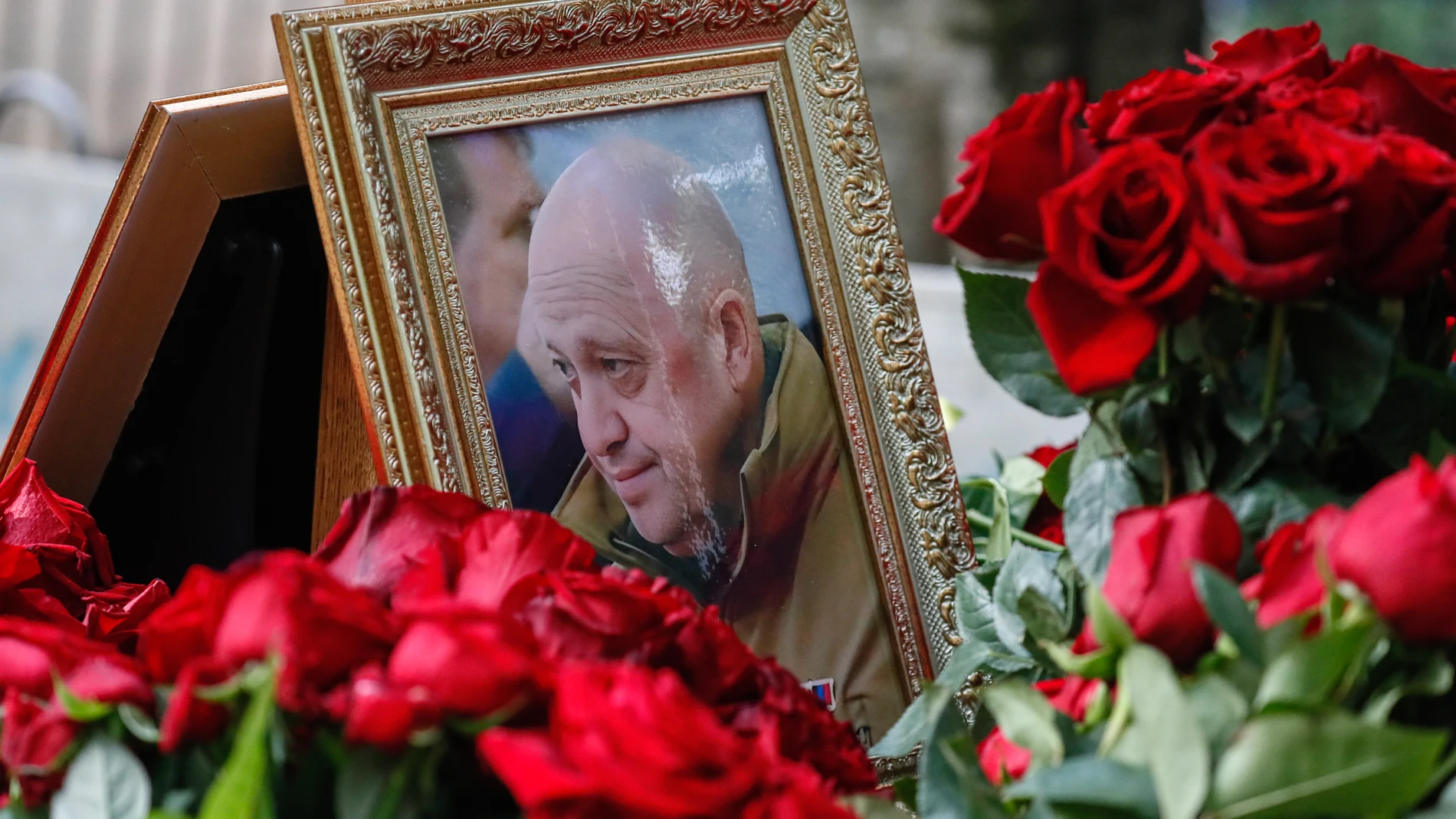 St. Petersburg (Russian Federation), 30/08/2023.- A portrait of PMC Wagner group chief Yevgeny Prigozhin sits on his grave at the Porokhov cemetery in St. Petersburg, Russia, 30 August 2023. Yevgeny Prigozhin was buried on 29 August near his father's grave during a quiet ceremony at the Porokhov cemetery on the outskirts of St. Petersburg, despite heightened security at the Serafimovskoe Cemetery, where his burial was allegedly expected to take place. Russian authorities on 27 August confirme...