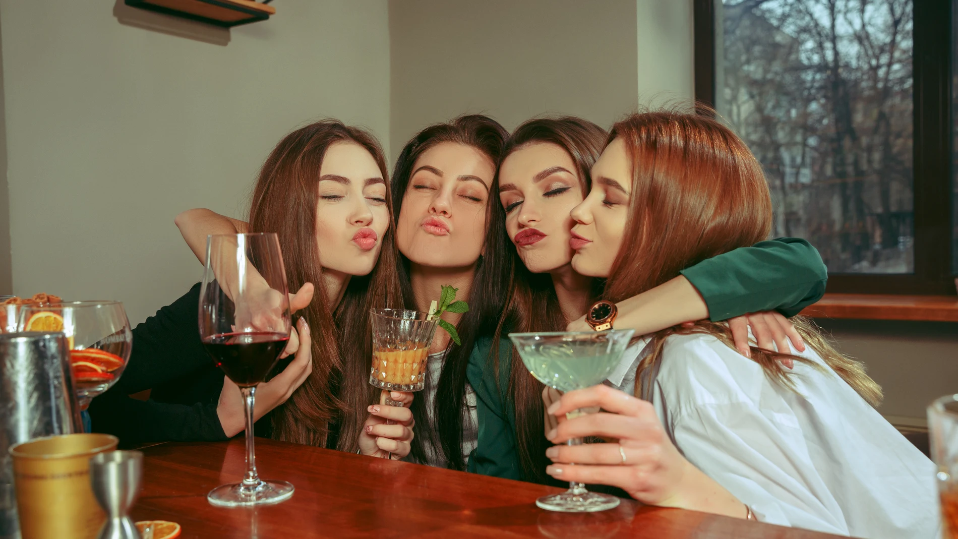 alcohol amigas jóvenes guapa