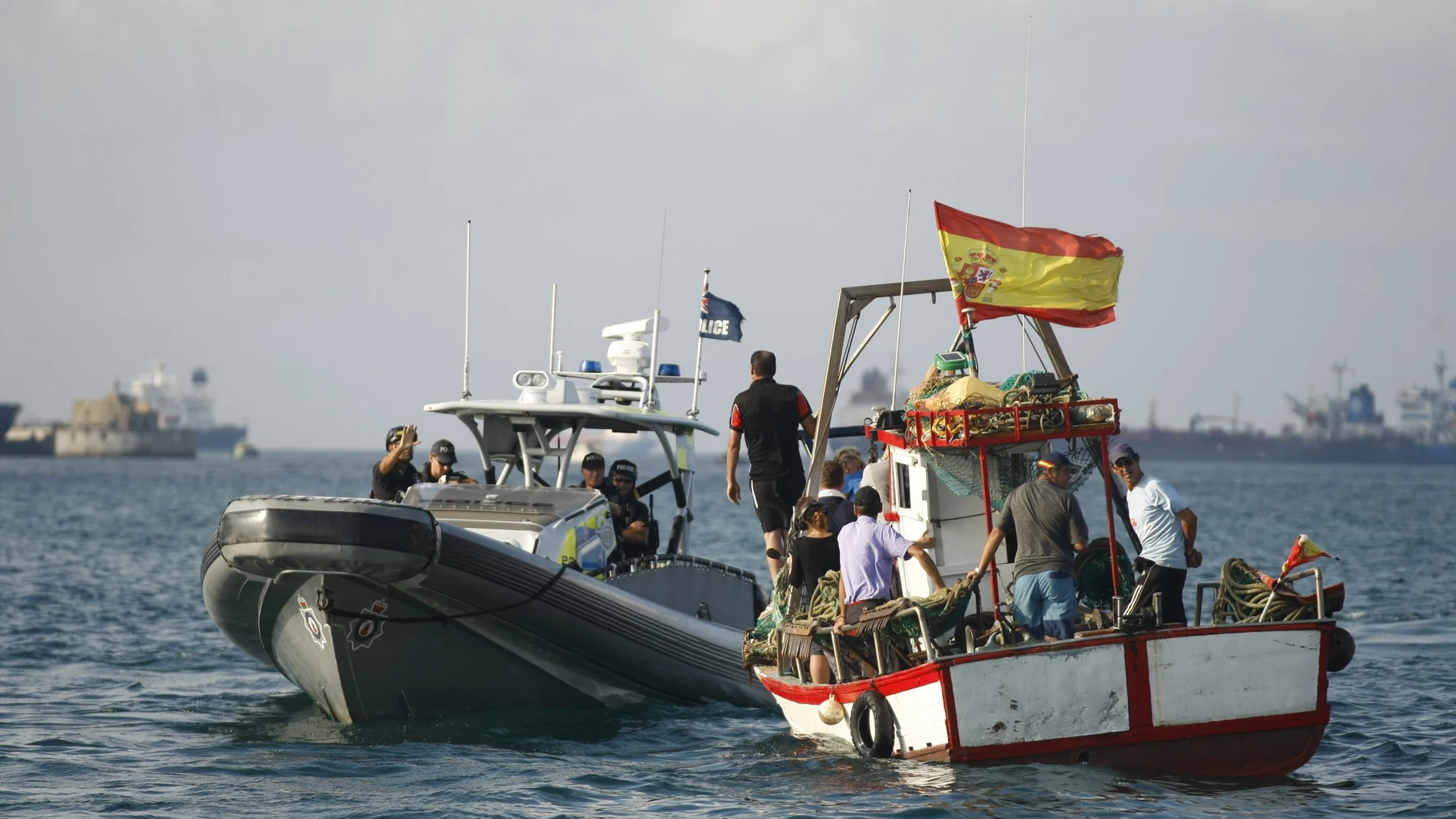 Pescadores españoles ante una patrulla en aguas del Peñón de Gibraltar