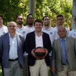 El presidente de la Junta de Castilla y León, Alfonso Fernández Mañueco, recibe a la plantilla del Zunder Palencia Baloncesto por su ascenso a la Liga ACB