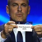 Joe Cole, en el momento de sacar la bola del Real Madrid en el sorteo