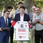 El presidente de la Junta de Castilla y León. Alfonso Fernández Mañueco, recibe al Club Deportivo Balonmano Nava