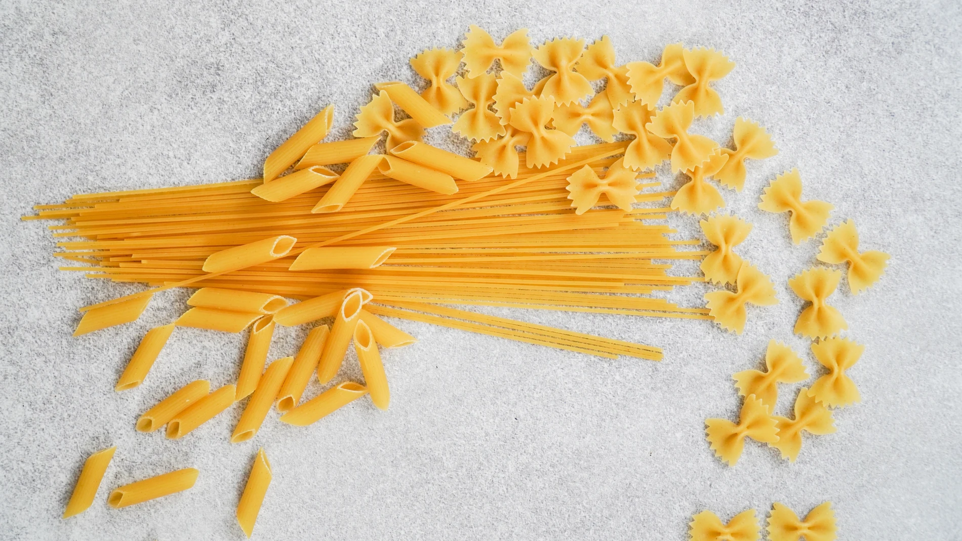 La pasta, el arroz y las legumbres son algunos de los alimentos que aunque estén caducados, se pueden comer