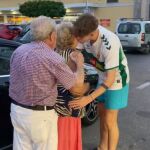 Un nieto sorprende a sus abuelos con una noche de fiesta inolvidable